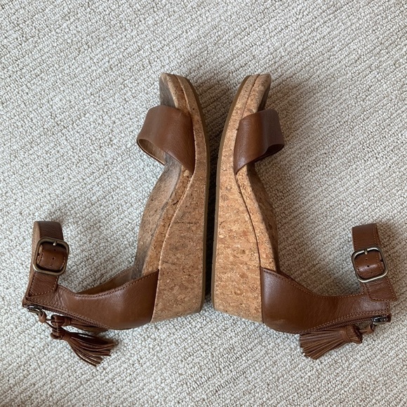 Ugg Zoe Wedge Sandal - Picture 2 of 10